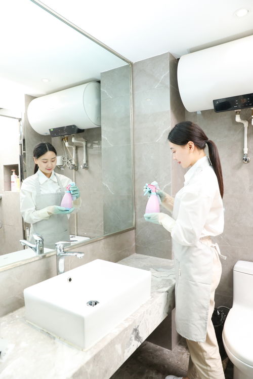 保姆保潔服務，以女性人物攝影圖展現清潔行業的專業與溫情